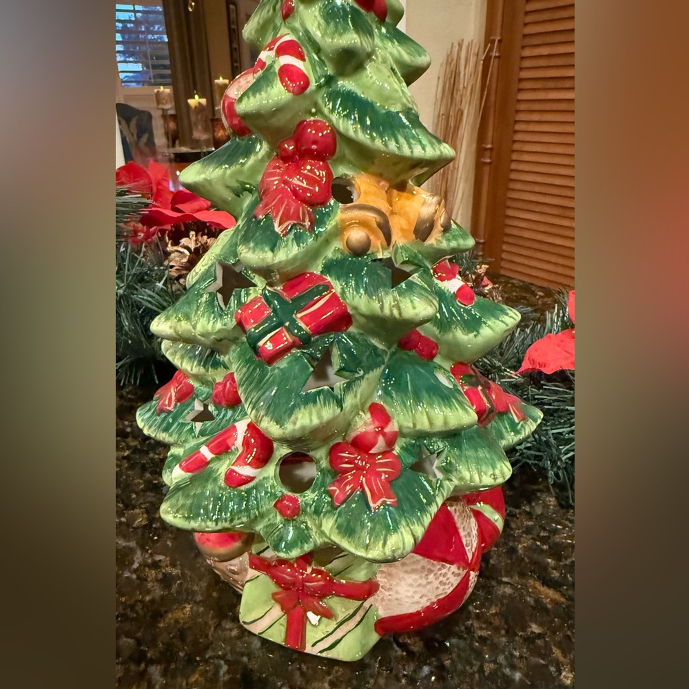 Festive Ceramic Christmas Tree with Red Star - Picture 3 of 10